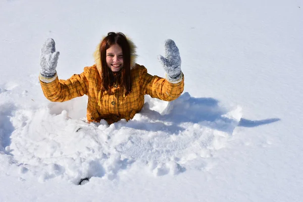 Meisje Veel Plezier Buiten Sneeuw — Stockfoto