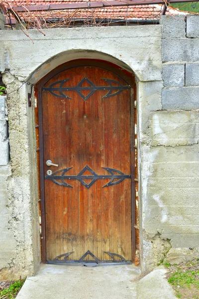 美しい木製のドアとフェンス — ストック写真