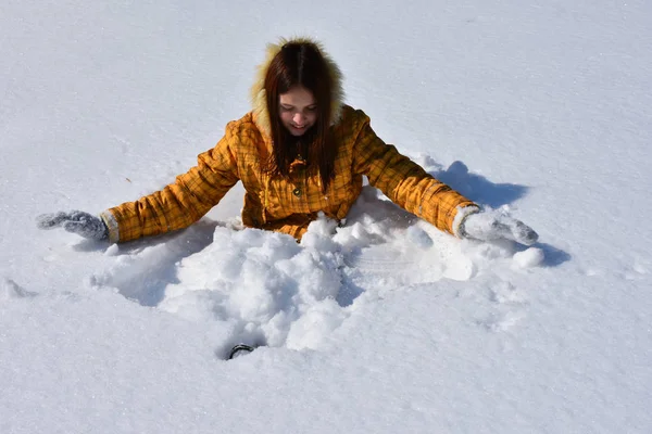 Meisje Veel Plezier Buiten Sneeuw — Stockfoto