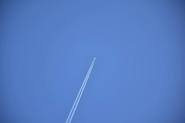 天空和云彩中的飞机 — 图库照片