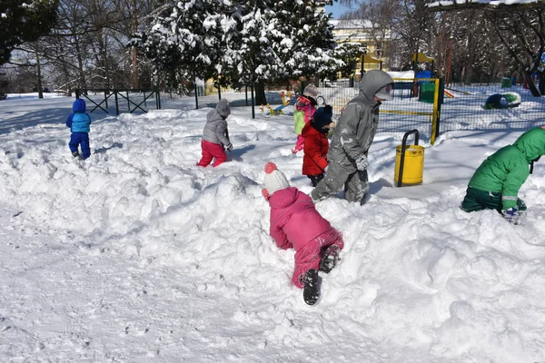 Діти Грають Снігу — стокове фото