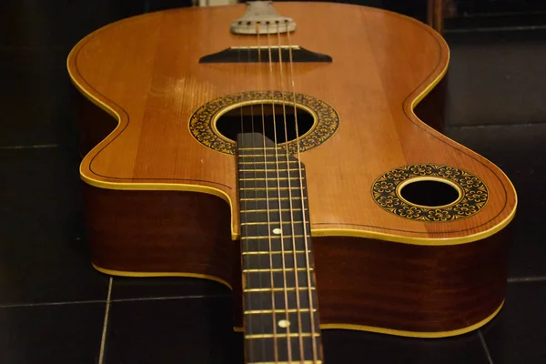 ギターと木製アコースティックギター — ストック写真