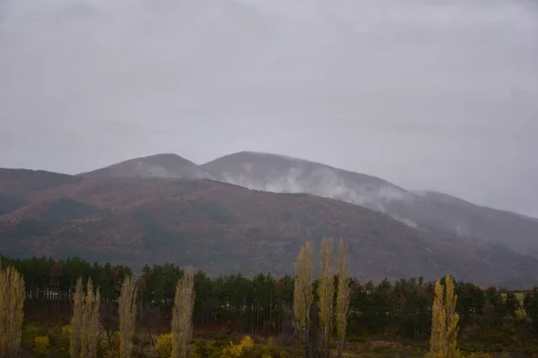 とても美しい風景山と霧 — ストック写真