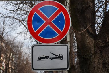 şehirde yol işareti 