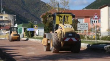 Yol asfaltlama sürecinin gündüz görüntüsü