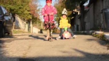 Sonbaharda sokaklarda gezen küçük çocuklar. 