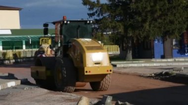 Yol asfaltlama sürecinin gündüz görüntüsü