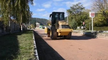 Yol asfaltlama sürecinin gündüz görüntüsü