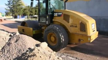 Yol asfaltlama sürecinin gündüz görüntüsü