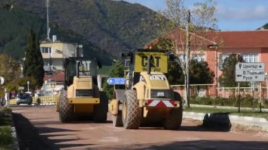 Yol asfaltlama sürecinin gündüz görüntüsü