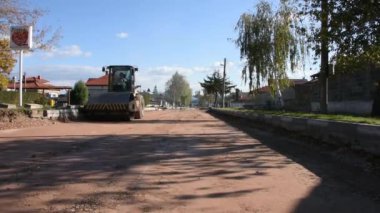 Yol asfaltlama sürecinin gündüz görüntüsü