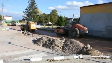 Yol asfaltlama sürecinin gündüz görüntüsü