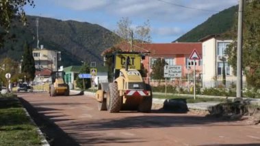 Yol asfaltlama sürecinin gündüz görüntüsü