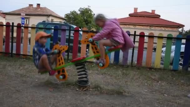 Glückliche Kleine Jungen Und Mädchen Haben Spaß Auf Dem Spielplatz — Stockvideo