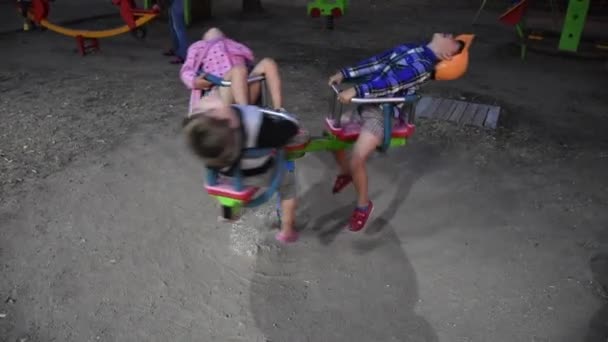 Drei Glückliche Kinder Haben Spaß Auf Spielplatz — Stockvideo