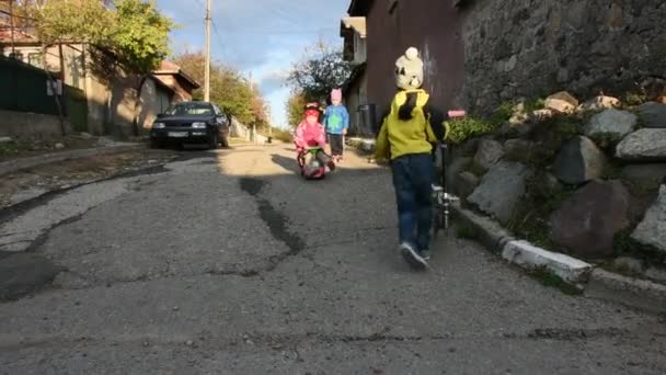Kleine Kinder Fahren Herbst Auf Der Straße — Stockvideo