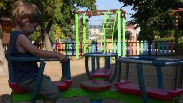 Schöner Kleiner Junge Mit Spaß Auf Dem Spielplatz — Stockvideo