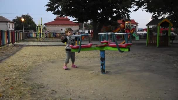 Kleiner Glücklicher Junge Hat Spaß Auf Spielplatz — Stockvideo