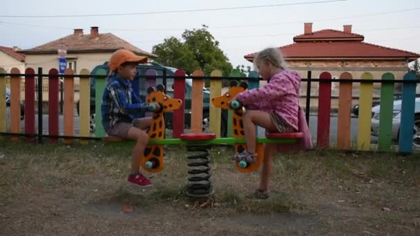 Feliz Niño Niña Divirtiéndose Patio Recreo — Vídeo de stock