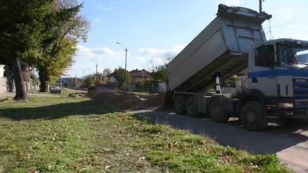 Camión Construcción Grande Entregando Piedra Para Asfaltar Carreteras — Vídeos de Stock