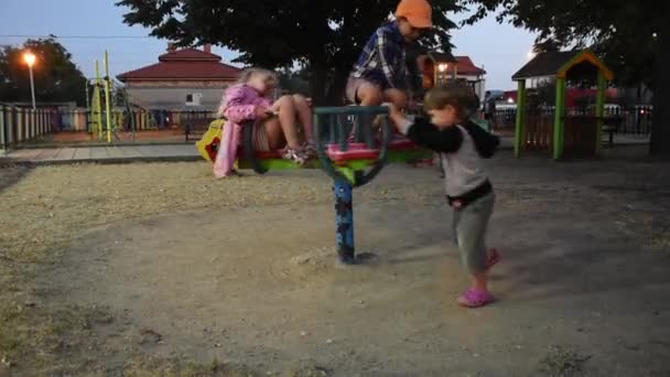 Trois Enfants Heureux Amusent Sur Aire Jeux — Video