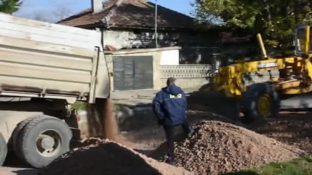 Camión Construcción Grande Entregando Piedra Para Asfaltar Carreteras — Vídeos de Stock