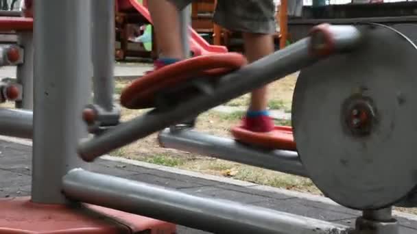 Schöner Kleiner Junge Mit Spaß Auf Dem Spielplatz — Stockvideo