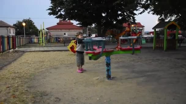 Petit Garçon Heureux Qui Amuse Sur Aire Jeux — Video