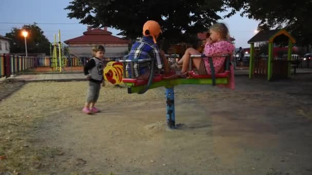 Drei Glückliche Kinder Haben Spaß Auf Spielplatz — Stockvideo