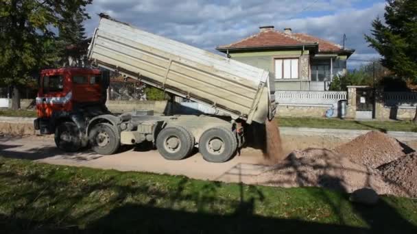 Large Construction Truck Delivering Stone Road Asphalting — 图库视频影像