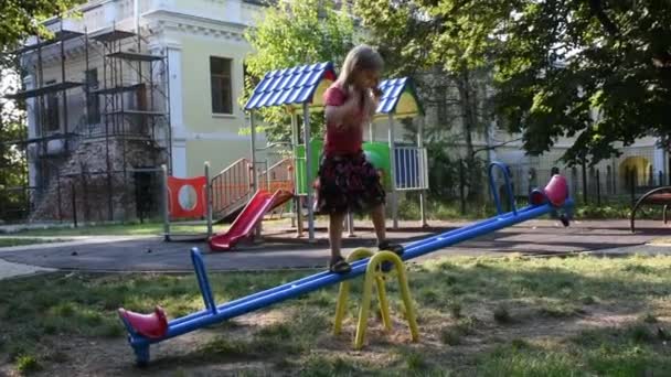 Caucásico Chica Divirtiéndose Swing Balanceador Parque Infantil — Vídeo de stock