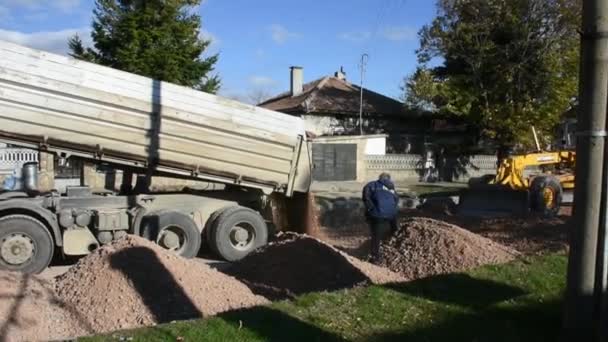 Camión Construcción Grande Entregando Piedra Para Asfaltar Carreteras — Vídeos de Stock