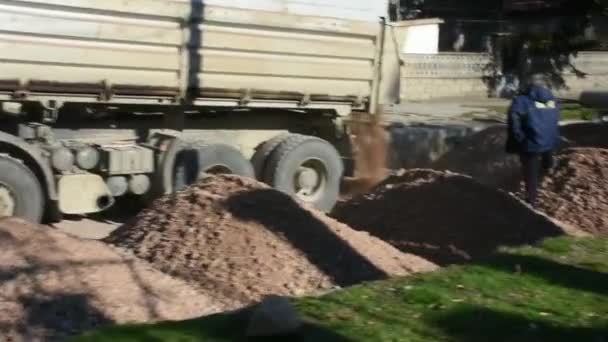 Camión Construcción Grande Entregando Piedra Para Asfaltar Carreteras — Vídeos de Stock