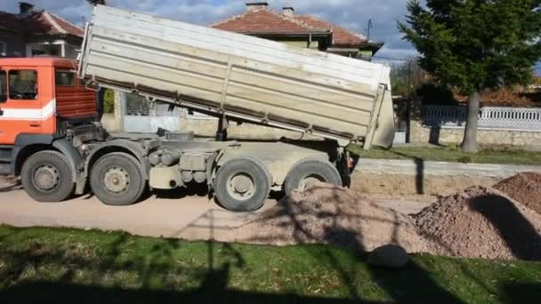 Large Construction Truck Delivering Stone Road Asphalting — 图库视频影像