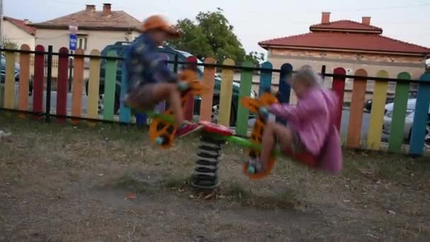 Glückliche Kleine Jungen Und Mädchen Haben Spaß Auf Dem Spielplatz — Stockvideo