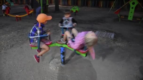 Trois Enfants Heureux Amusent Sur Aire Jeux — Video