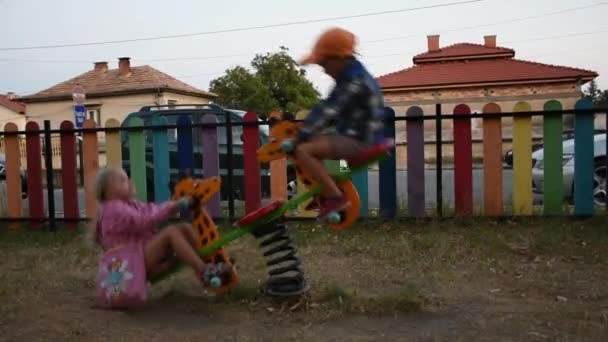 Glückliche Kleine Jungen Und Mädchen Haben Spaß Auf Dem Spielplatz — Stockvideo