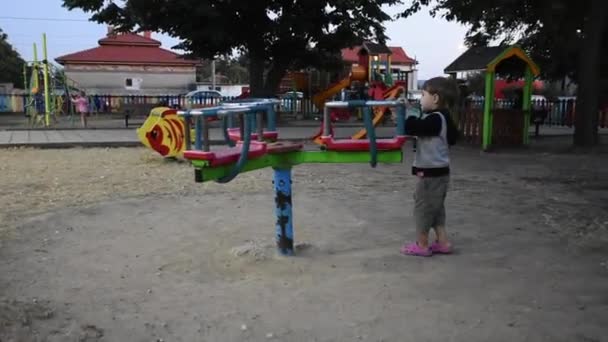 Pequeño Niño Feliz Divirtiéndose Patio — Vídeos de Stock