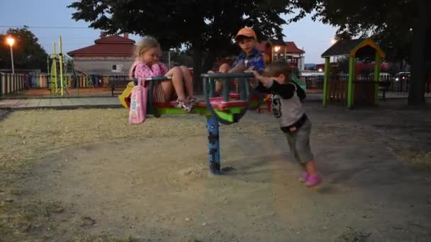 Drei Glückliche Kinder Haben Spaß Auf Spielplatz — Stockvideo