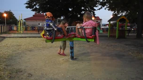 Tres Niños Felices Divierten Parque Infantil — Vídeo de stock