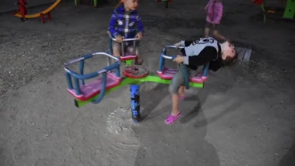 Drei Glückliche Kinder Haben Spaß Auf Spielplatz — Stockvideo