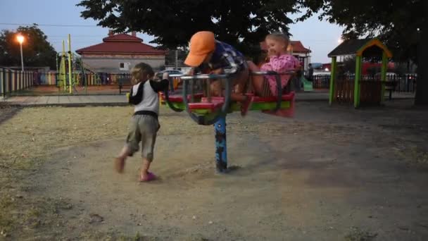 Trois Enfants Heureux Amusent Sur Aire Jeux — Video