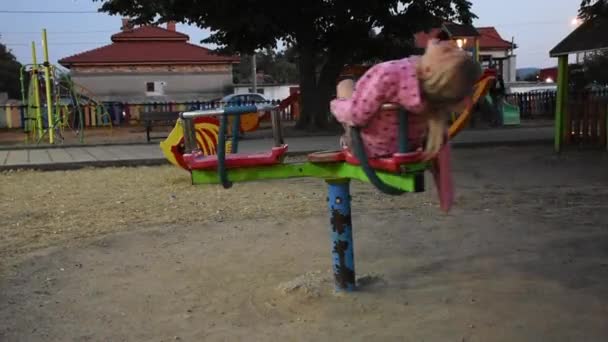 Tres Niños Felices Divierten Parque Infantil — Vídeo de stock