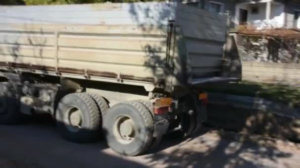 Camión Construcción Grande Entregando Piedra Para Asfaltar Carreteras — Vídeo de stock