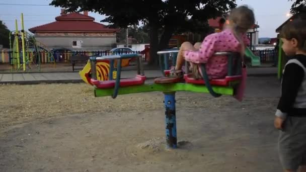 Petit Garçon Fille Amuser Sur Aire Jeux — Video
