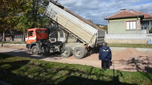 Большой Строительный Грузовик Доставляющий Камень Асфальтирования Дорог — стоковое видео