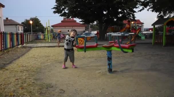 Kleiner Glücklicher Junge Hat Spaß Auf Spielplatz — Stockvideo