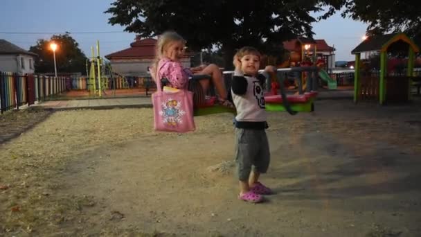 Tres Niños Felices Divierten Parque Infantil — Vídeo de stock