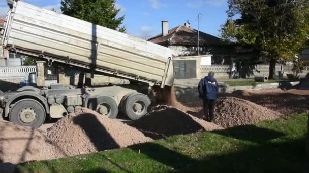 Camión Construcción Grande Entregando Piedra Para Asfaltar Carreteras — Vídeos de Stock