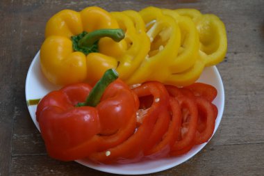 Beyaz arka planda doğranmış biber.